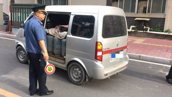 汕头有人用小面包车载煤气罐 罚款三万元还扣车